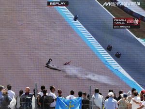 Video Detik-detik Kecelakaan Marquez, Motornya Hancur Kebelah Dua