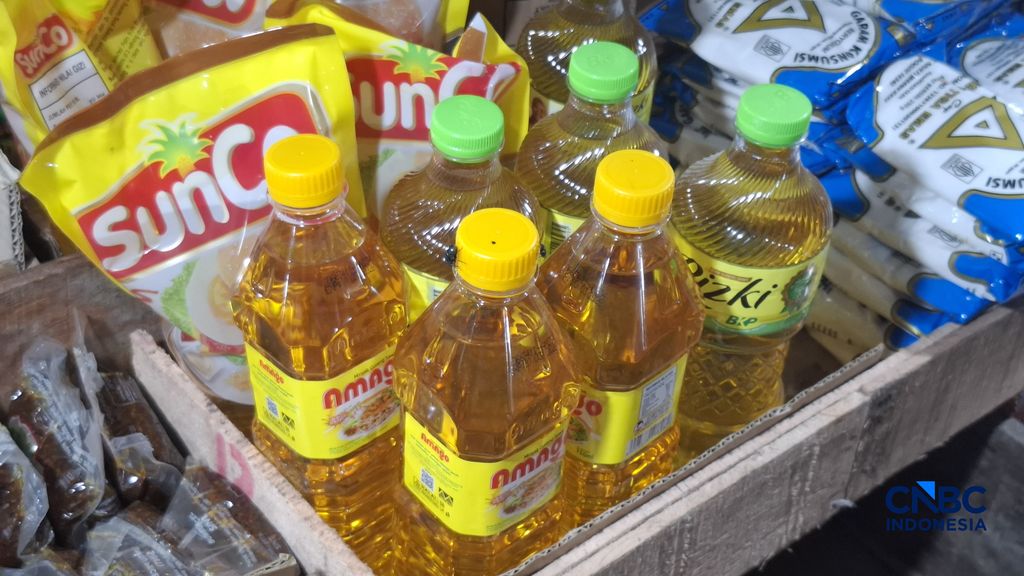 Pantauan nilai minyak goreng nan tetap cukup tinggi di Pasar Minggu, Jakarta Selatan, Senin (27/4/2026). (Chandra Dwi)