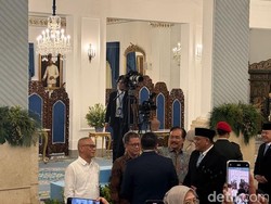 Momen Akrab Seskab Teddy Bareng Rocky Gerung hingga Syahganda di Istana