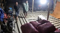 2 Pria Terekam CCTV Curi 2 Karung Bawang di Enrekang, Polisi Buru Pelaku