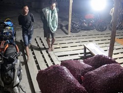 2 Pria Terekam CCTV Curi 2 Karung Bawang di Enrekang, Polisi Buru Pelaku