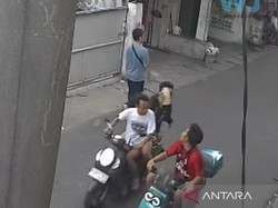 2 Pria Diduga Siram Air Keras ke Pemotor Listrik di Cengkareng