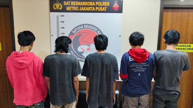 Polisi kembali menggerebek area Tanah Abang, Jakarta Pusat (Jakpus). Lima orang ditangkap polisi beserta sejumlah peralatan bukti. (dok Istimewa)