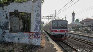 Potret Memprihatinkan Stasiun Buaran Lama, Bangunan Rusak Ditumbuhi Semak
