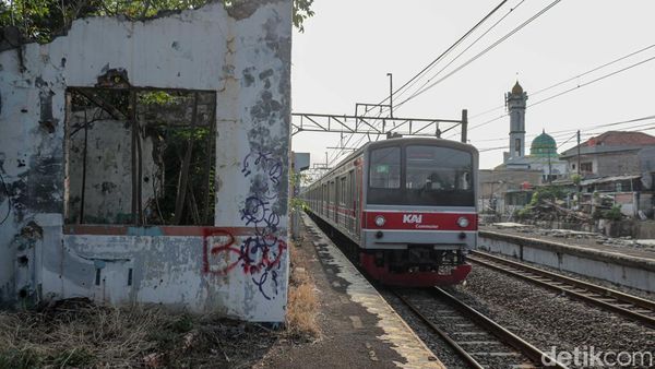 Potret Memprihatinkan Stasiun Buaran Lama, Bangunan Rusak Ditumbuhi Semak