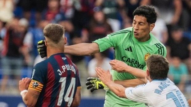 Real Zaragoza Pertandingan divisi 2 Spanyol (Segunda) antara Huesca vs Real Zaragoza diwarnai kekerasan. Esteban Andrada menonjok kapten tim lawan Jorge Pulido usai mendapat kartu kuning kedua dari wasit.