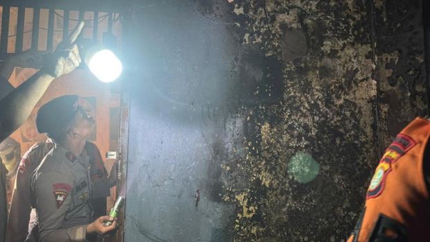 Rumah nan juga digunakan sebagai warung kopi (warkop) di Jaktim kebakaran. Brimob Polda Metro bergerak membantu penanganan pascakebakaran. (dok Istimewa)