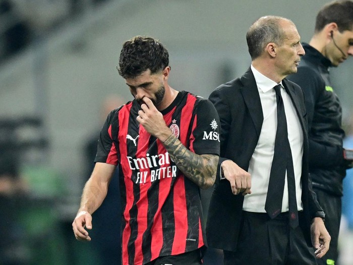 Soccer Football - Serie A - AC Milan v Juventus - San Siro, Milan, Italy - April 26, 2026 AC Milans Christian Pulisic with coach Massimiliano Allegri after being substituted REUTERS/Daniele Mascolo