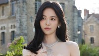 Pesona Song Hye Kyo Tampil Bak Dewi Hadiri Acara Perhiasan Chaumet