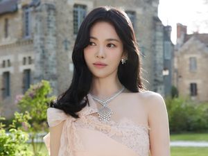 Pesona Song Hye Kyo Tampil Bak Dewi Hadiri Acara Perhiasan Chaumet