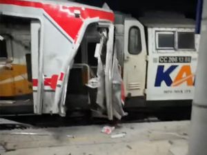 Video: Momen Kepanikan Penumpang saat Tabrakan KRL-KA Jarak Jauh di Bekasi