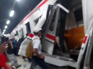 KRL Tertabrak KA Argo Bromo, Banyak Korban di Gerbong Wanita