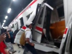 Video: KAI Evakuasi Korban Tabrakan Kereta Api di Stasiun Bekasi Timur