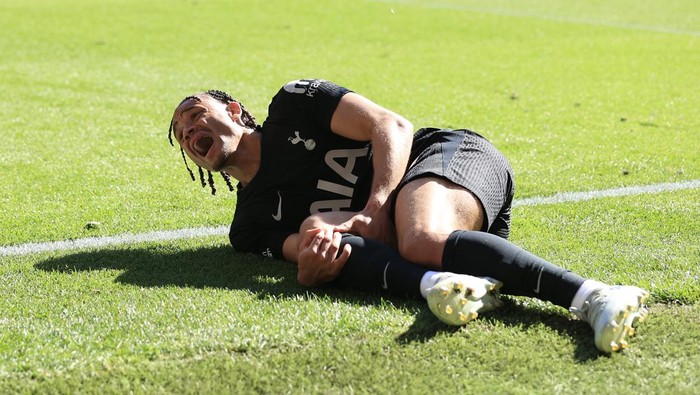 WOLVERHAMPTON, ENGLAND - APRIL 25: Xavi Simons of Tottenham Hotspur screams in agony as he clutches his injured knee during the Premier League match between Wolverhampton Wanderers and Tottenham Hotspur at Molineux on April 25, 2026 in Wolverhampton,