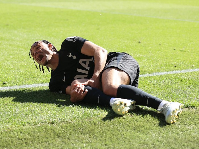 WOLVERHAMPTON, ENGLAND - APRIL 25: Xavi Simons of Tottenham Hotspur screams in agony as he clutches his injured knee during the Premier League match between Wolverhampton Wanderers and Tottenham Hotspur at Molineux on April 25, 2026 in Wolverhampton, England. (Photo by Simon Stacpoole/Offside/Offside via Getty Images)