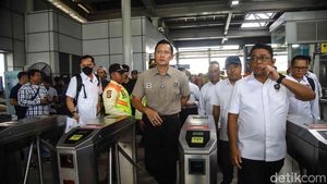 AHY Tinjau Lokasi Kecelakaan KRL di Bekasi