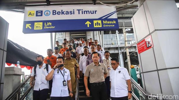 Agus Harimurti Yudhoyono selaku Menteri Koordinator Bidang Infrastruktur dan Pembangunan Kewilayahan (Menko IPK) meninjau langsung letak pascakecelakaan antara KRL Commuter Line dan KA Argo Bromo Anggrek di Stasiun Bekasi Timur, Selasa (28/4/2026). Kehadirannya di tengah proses penanganan darurat menunjukkan perhatian pemerintah terhadap keselamatan transportasi publik.