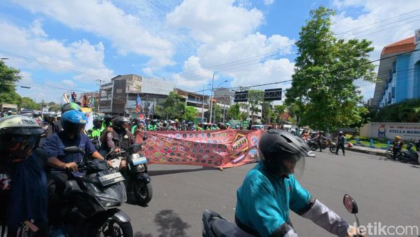 Demo Ojol di Surabaya Diwarnai Aksi Bakar Ban