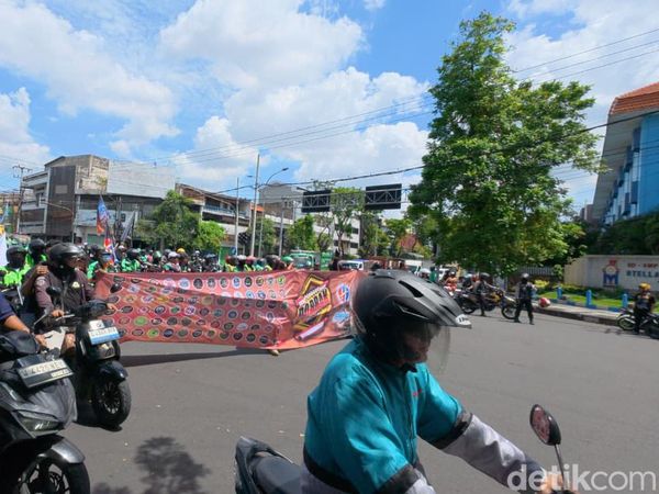 Demo Ojol di Surabaya Diwarnai Aksi Bakar Ban