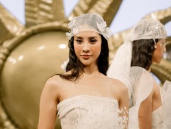 Anya Geraldine Mendadak Jadi Pengantin, Anggun Berbalut Gaun Maison Met