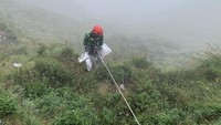 Pendaki Buang Sampah di Area Susah Dijangkau, Petugas Sampai Turun Tebing di Rinjani