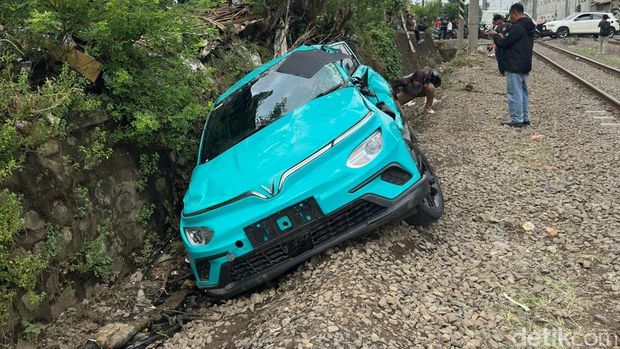 Bangkai taksi nan tertemper dekat Stasiun Bekasi Timur. (Isal/detikcom)