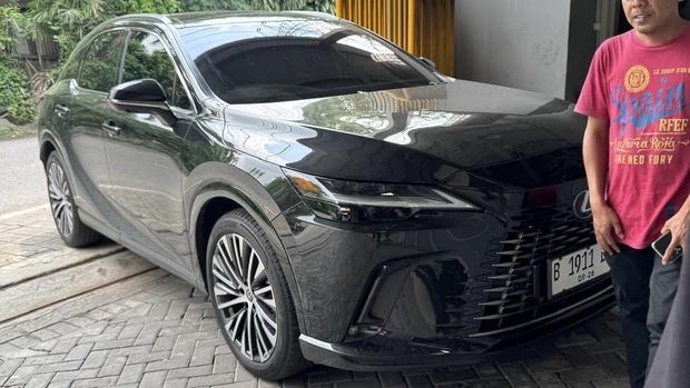 Seorang penduduk Mojoklanggru Wetan, Gubeng, Surabaya, berjulukan Andy Pratomo, melaporkan upaya penarikan paksa kendaraan mewah miliknya oleh sejumlah debt collector (DC) dari perusahaan leasing BFI Finance. Padahal, kendaraan jenis Lexus RX350 tersebut diklaim telah dibelinya secara tunai sejak September 2025 lalu.