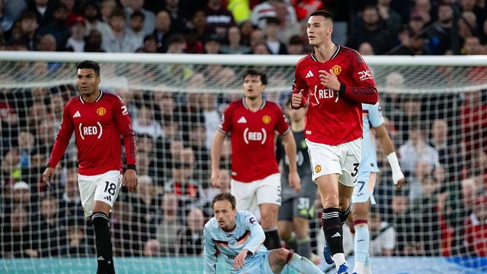 MANCHESTER, ENGLAND - APRIL 27: Casemiro and Benjamin Sesko of Manchester United in action during the Premier League match between Manchester United and Brentford at Old Trafford on April 27, 2026 in Manchester, England. (Photo by Ash Donelon/Manches