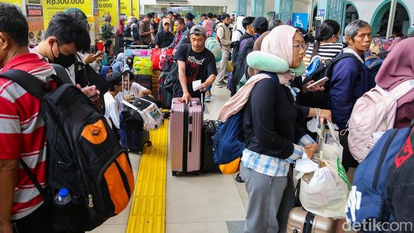 Dampak Kecelakaan KA, Penumpang Menumpuk di Stasiun Pasar Senen