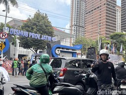 Di Depan Massa Ojol, Dishub Jatim Janji Kawal Sanksi untuk Aplikator