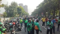 Massa Ojol Mulai Padati Bundaran Waru-Jalan A Yani Surabaya