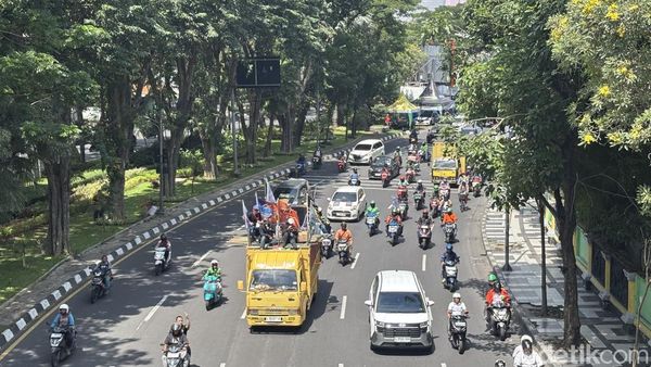 Demo Ojol Sempat Bikin Macet Jalanan Surabaya