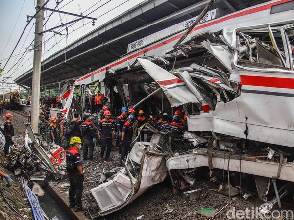 Detik-detik Evakuasi Gerbong KRL Usai Tabrakan Maut di Bekasi Timur