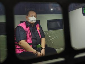 Video: Momen Eks Gubernur Lampung Arinal Digiring ke Mobil Tahanan Usai Jadi Tersangka