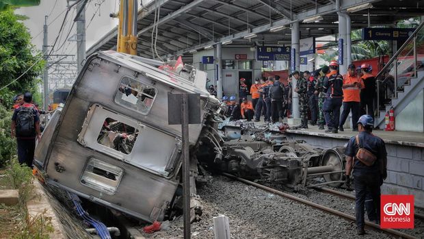 Evakuasi Gerbong KRL Commuterline Pascakecelakaan di Stasiun Bekasi Timur Petugas mengevakuasi gerbong KRL Commuterline usai terlibat kecelakaan dengan KA Argo Bromo Anggrek di Stasiun Bekasi Timur, Bekasi, Jawa Barat, Selasa (28/4/2026). (CNN Indonesia/Adhi Wicaksono)