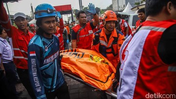 Evakuasi Jenazah Korban Kecelakaan Kereta di Bekasi Timur Masih Berlangsung