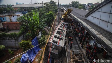 Polisi Usut Kecelakaan Maut KA Argo Bromo Vs KRL di Bekasi