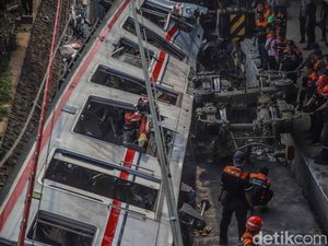 Video: Malam Ini Petugas Masih Terus Evakuasi Gerbong KRL di Stasiun Bekasi Timur