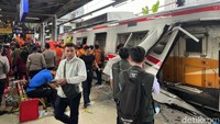 Penampakan Gerbong KRL Hancur Ditembus KA Argo Bromo Anggrek di Stasiun Bekasi Timur