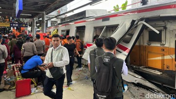 Penampakan Gerbong Kereta Hancur Usai Kecelakaan di Stasiun Bekasi Timur