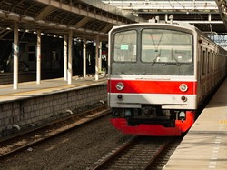 Warga Tertemper KRL Green Line di Stasiun Jurangmangu