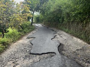 Harga Aspal Meroket, Proyek Perbaikan Jalan di Nusa Penida Tertunda