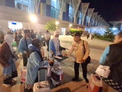 Sempat Mendarat Darurat di KNO, Jemaah Haji Asal Surabaya Tiba di Madinah