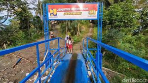 Polisi Bangun Jembatan, Akses Sekolah Anak Desa Lebih Mudah