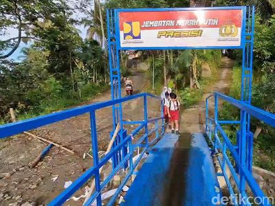 Polisi Bangun Jembatan, Akses Sekolah Anak Desa Lebih Mudah