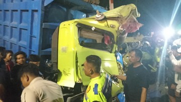 KA Dhoho di Blitar Hantam Truk Usai Mogok di Perlintasan