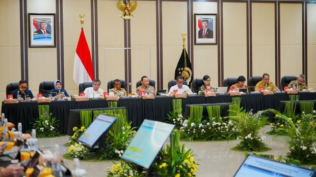Kapolri Jenderal Listyo Sigit Prabowo hari ini memimpin Rapat Koordinasi (Rakor) Lintas Sektoral  di Rupattama Mabes Polri, Jakarta Selatan, Selasa (28/4/2026). Rakor ini digelar unik untuk memitigasi akibat akibat eskalasi dunia terhadap stabilitas ekonomi dan keamanan di dalam negeri.