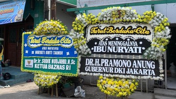 Karangan Bunga Penuhi Rumah Duka Korban Kecelakaan Kereta Bekasi