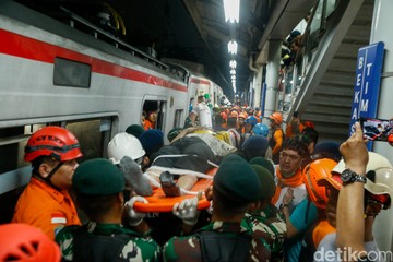 Momen Dramatis Evakuasi Korban Tabrakan Kereta di Bekasi Timur