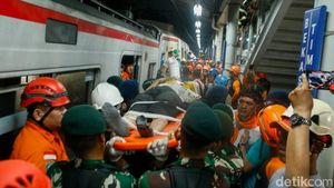 Momen Dramatis Evakuasi Korban Tabrakan Kereta di Bekasi Timur